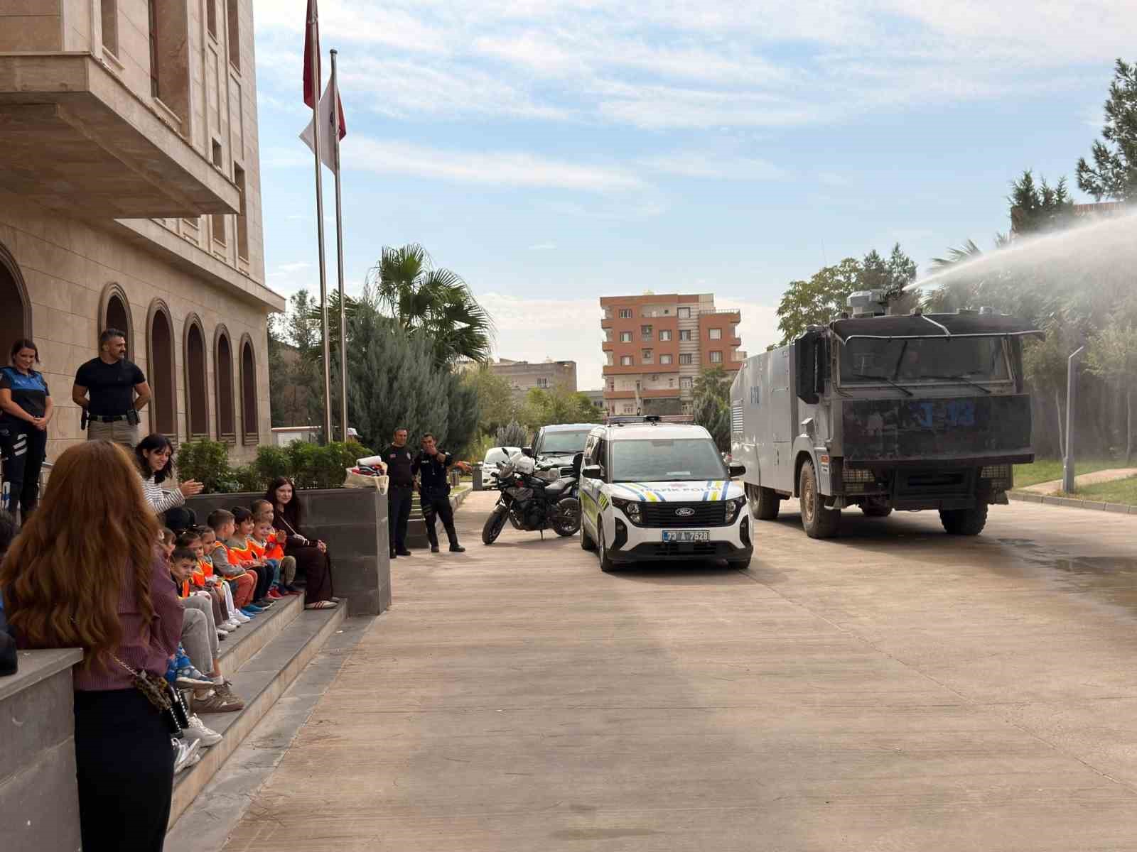 CİZRE’DE EMNİYET MÜDÜRLÜĞÜNÜ ZİYARET EDEN 25 ÖĞRENCİYE, EMNİYET BİRİMLERİNİN ÇALIŞMALARI, GENEL GÜVENLİK KURALLARI VE HİZMET ARAÇLARI TANITILDI.