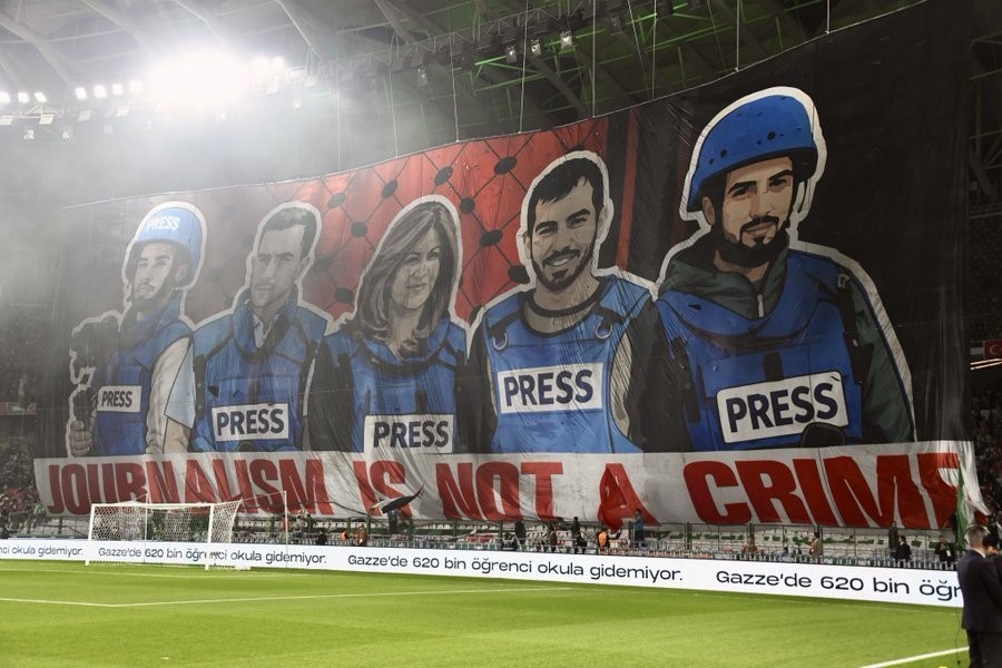İLETİŞİM BAŞKANI BURHANETTİN DURAN, "KONYASPOR İLE FİLİSTİN MİLLİ TAKIMI’NIN ANLAMLI BULUŞMASI, SPORUN SINIRLARI AŞAN, İNSANLARI AYNI DUYGUDA BİRLEŞTİREN GÜCÜNÜ BİR KEZ DAHA GÖSTERDİ" DEDİ.