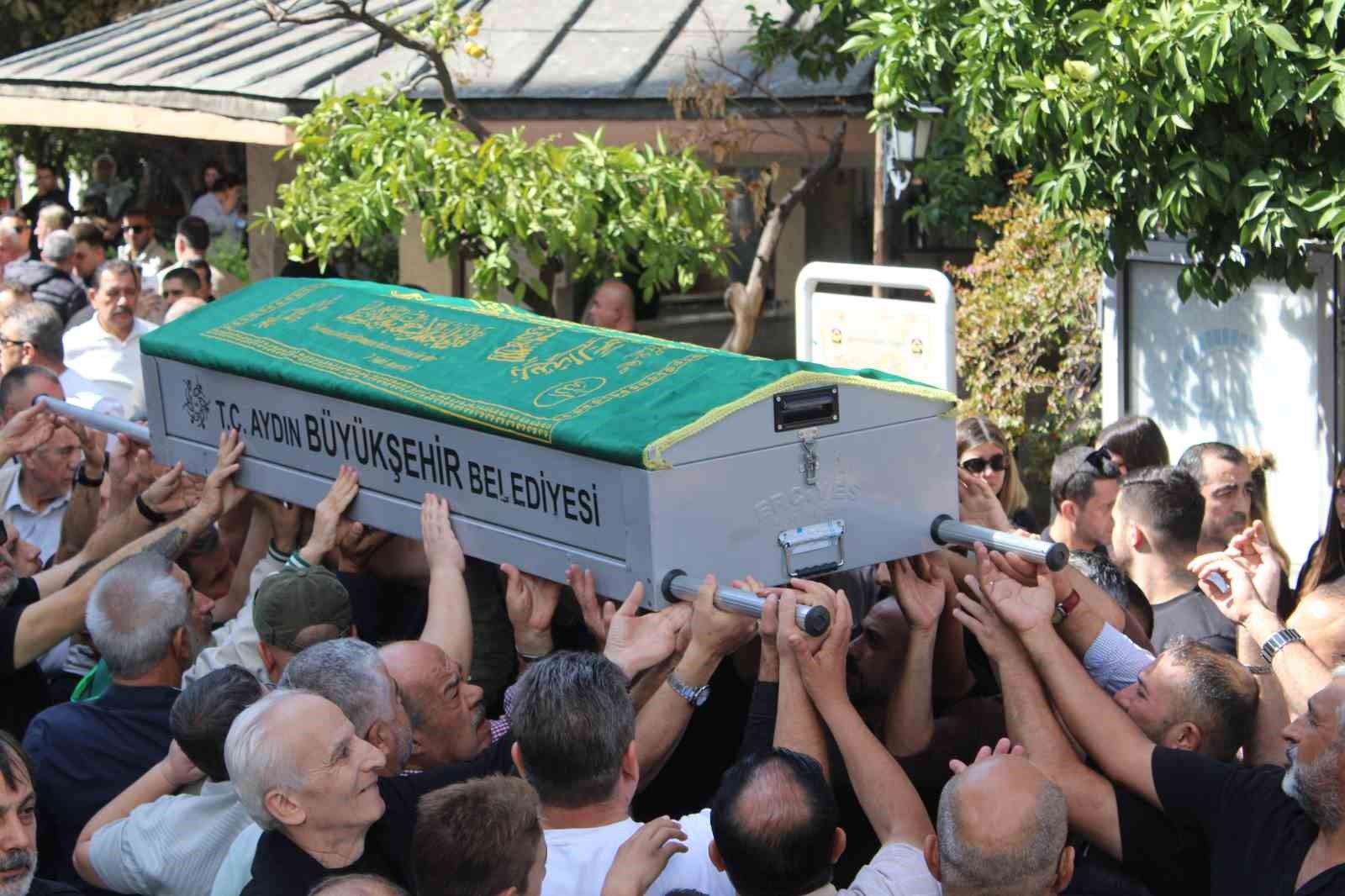 ÖĞLE NAMAZININ ARDINDAN KILINAN CENAZE NAMAZIYLA BİRLİKTE ALPARSLAN SARGIN İÇİN HELALLİK ALINDI. SARGIN’IN CENAZESİ, DUALAR EŞLİĞİNDE KEMER MEZARLIĞI’NA GÖTÜRÜLEREK TOPRAĞA VERİLDİ.