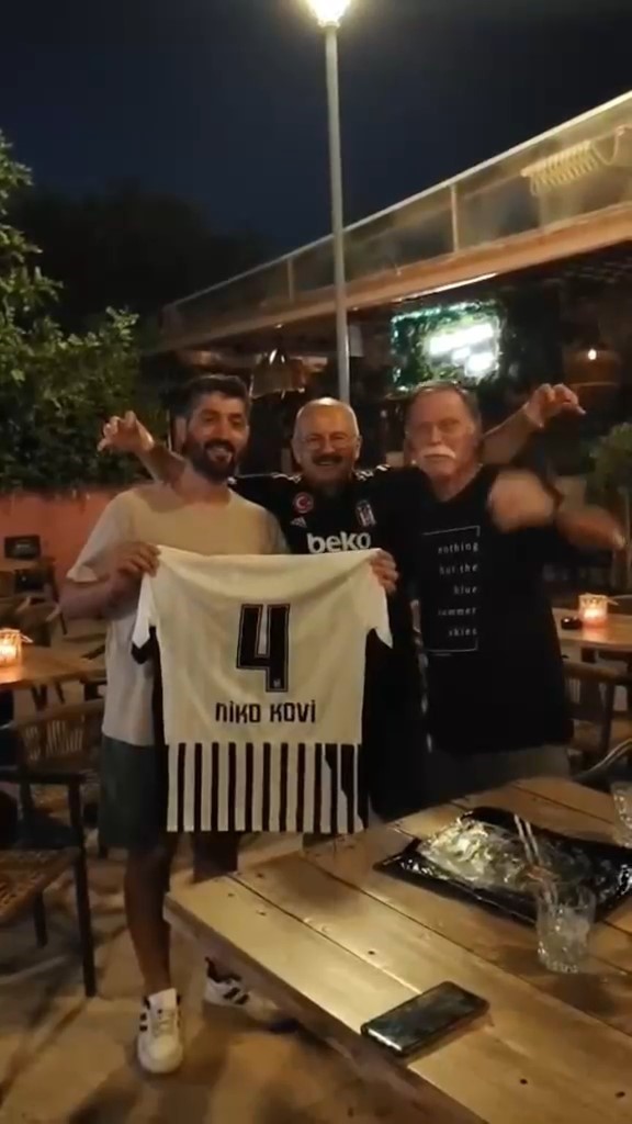 EDİRNE MERKEZ BARUT MAHALLESİ MUHTARI ZEKİ YAŞAGÖR, GENÇLİK YILLARINDA HAYRANLIK DUYDUĞU BEŞİKTAŞ'IN ESKİ FUTBOLCULARINDAN NİKO KOVİ İLE 50 YIL SONRA YUNANİSTAN'IN BAŞKENTİ ATİNA'DA BİR ARAYA GELDİ.