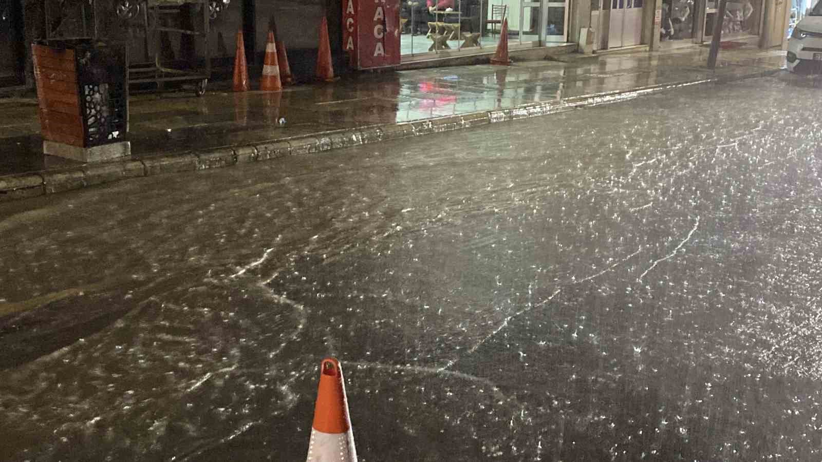 ELAZIĞ’DA ETKİLİ OLAN SAĞANAK YAĞIŞ HAYATI OLUMSUZ ETKİLEDİ. KENT MERKEZİNDE YOLLAR GÖLE DÖNDÜ, SÜRÜCÜLER ZOR ANLAR YAŞADI