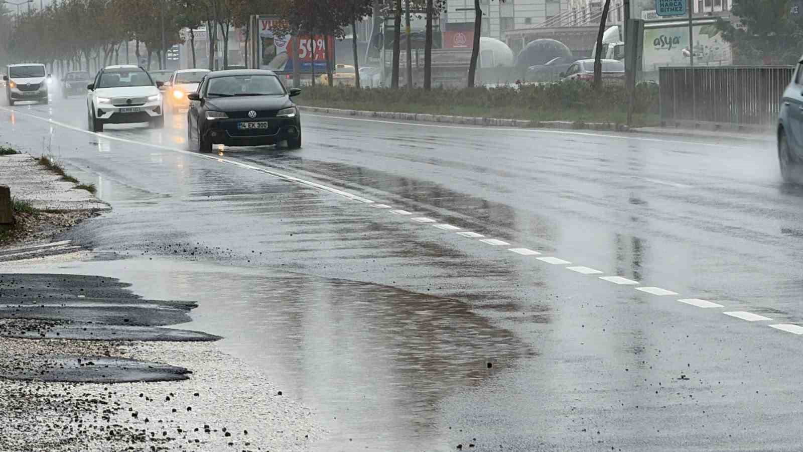 DÜZCE’DE SON 5 GÜNDE ETKİLİ OLAN YAĞIŞLARDA, 10 ÖLÇÜM İSTASYONUNUN VERİLERİNE GÖRE TOPLAM 718,3 KİLOGRAMLIK YAĞIŞ DEĞERİ KAYDEDİLDİ. EN FAZLA YAĞIŞ, METREKAREYE 139 KİLOGRAM İLE GÖLYAKA İLÇESİNDEKİ KARDÜZ YAYLASI’NDA ÖLÇÜLDÜ.