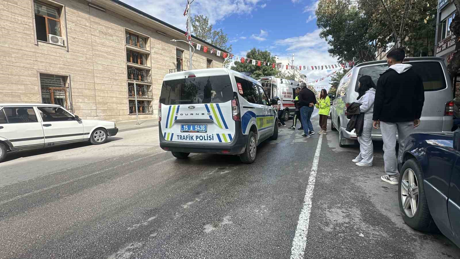 BURDUR'DA MOTOSİKLET SÜRÜCÜSÜNÜN DİREKSİYON HAKİMİYETİNİ KAYBETMESİ SONUCU DEVRİLDİ. KAZADA SÜRÜCÜ YARALANDI.