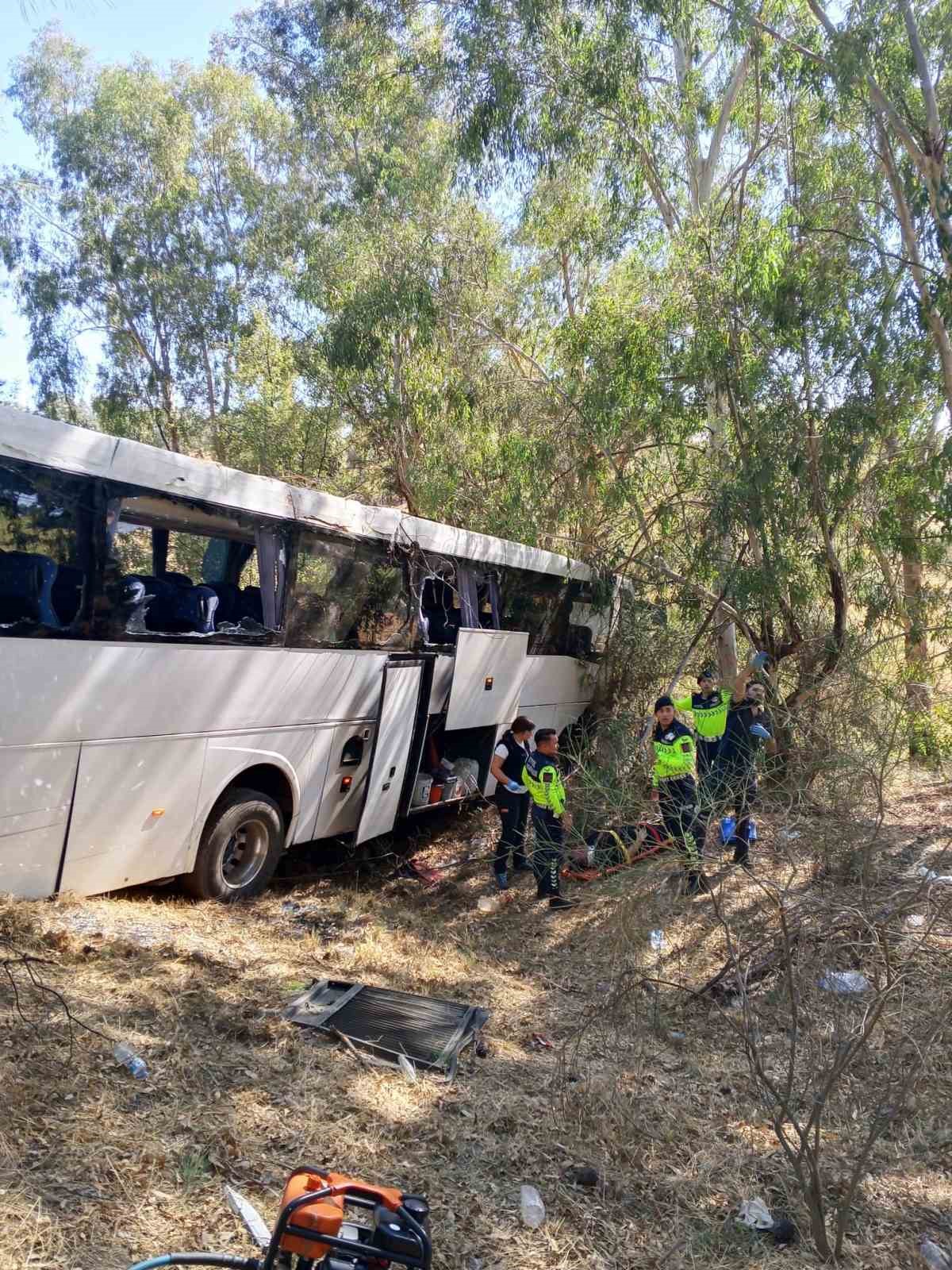 TURİSTLERİ TAŞIYAN OTOBÜS ŞARAMPOLE UÇTU: 1 ÖLÜ