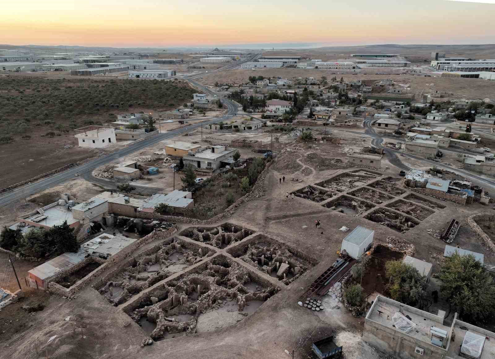KARAHANTEPE, MİTLERİN KÖKENİNE IŞIK TUTAN BİLGİLERİN YANI SIRA MERDİVEN VE PENCERE GİBİ MİMARİ UNSURLARIN BİLİNEN EN ERKEN ÖRNEKLERİNİ BARINDIRIYOR