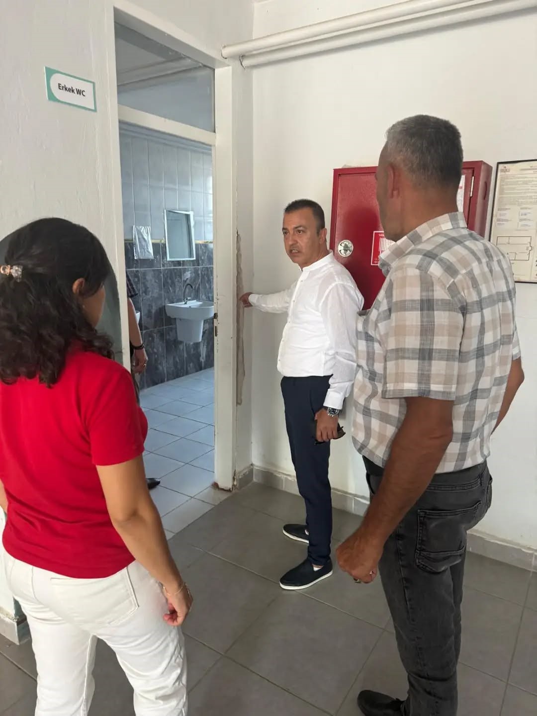 AYDIN’IN YENİPAZAR İLÇESİNDE İLÇE MİLLİ EĞİTİM MÜDÜRÜ SERKAN AKYOL, YENİPAZAR HALK EĞİTİMİ MERKEZİ MÜDÜRLÜĞÜNÜ ZİYARET EDEREK KURUMDA YÜRÜTÜLEN EĞİTİM FAALİYETLERİNİ YERİNDE İNCELEDİ.
