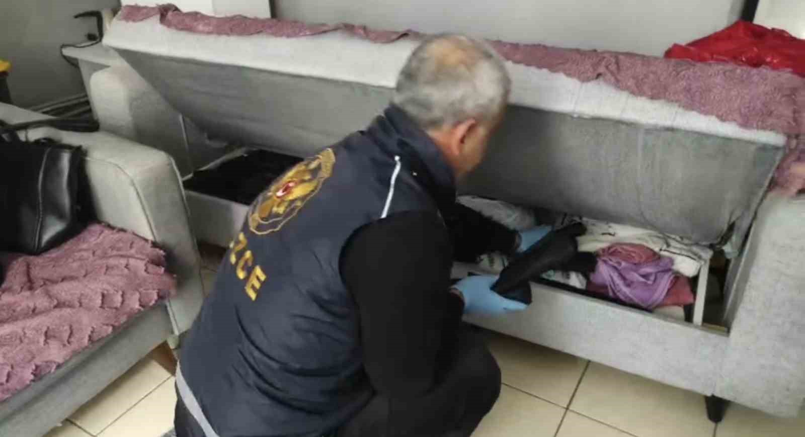 DÜZCE’DE MASAJ SALONLARINDA FUHUŞ YAPILDIĞI YÖNÜNDEKİ İHBARLAR ÜZERİNE YÜRÜTÜLEN SORUŞTURMA KAPSAMINDA 7 ŞÜPHELİ GÖZALTINA ALINDI. ADLİYEYE SEVK EDİLEN ŞÜPHELİLERDEN 5’İ TUTUKLANIRKEN, 1 KİŞİ ADLİ KONTROL ŞARTIYLA SERBEST BIRAKILDI, 1 ŞÜPHELİ İSE SAVCILIK İFADESİNİN ARDINDAN SERBEST KALDI.