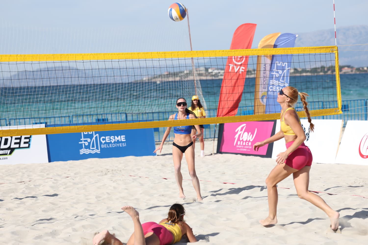 ÇEŞME’DE ULUSLARARASI GRAND SLAM PLAJ VOLEYBOLU HEYECANI BAŞLADI