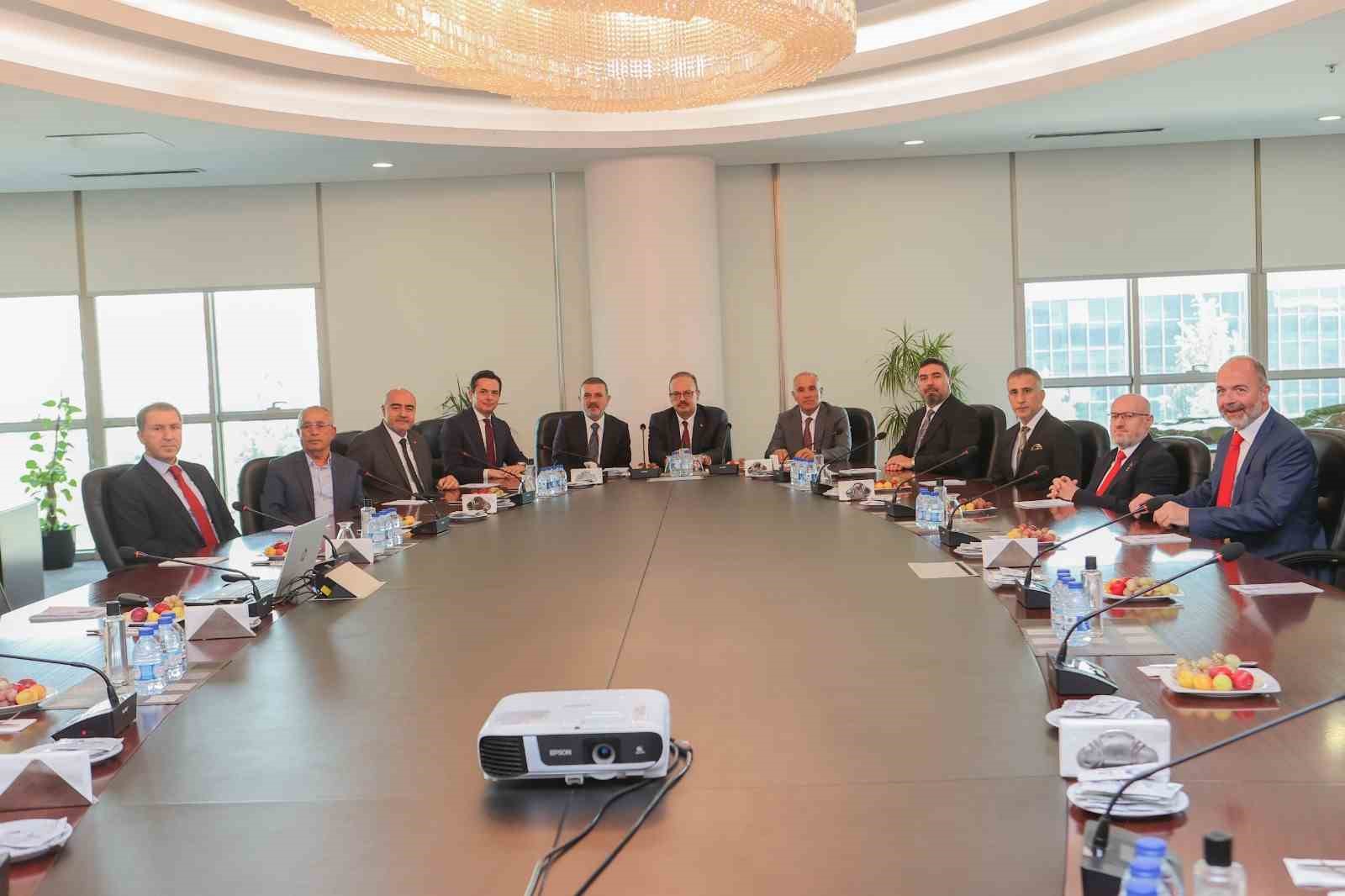 ANKARA VALİSİ YAKUP CANBOLAT, SİNCAN’DA ÇEŞİTLİ ZİYARET VE TEMASLARDA BULUNDU. SİNCAN KAYMAKAMI LEVENT KILIÇ VE SİNCAN BELEDİYE BAŞKANI MURAT ERCAN TARAFINDAN KARŞILANAN VALİ CANBOLAT, İLÇEDEKİ YATIRIMLAR VE PLANLANAN PROJELERLE İLGİLİ BİLGİ ALDI.