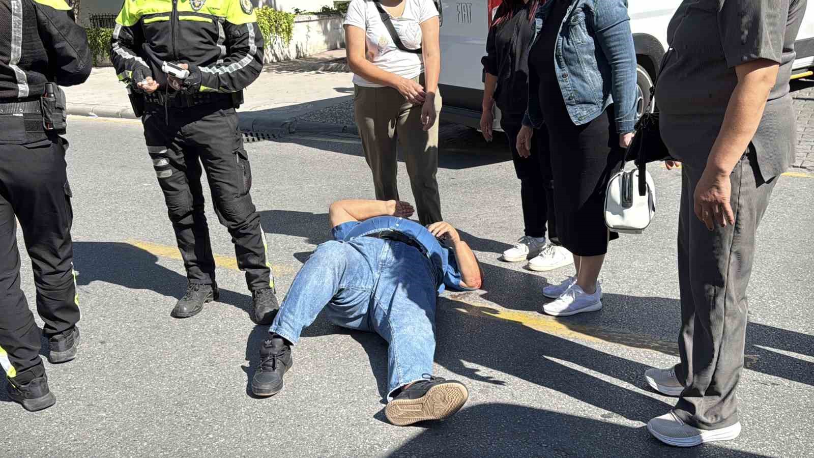 MUĞLA’NIN MENTEŞE İLÇESİNDE GERİ MANEVRA YAPAN TİCARİ ARACIN ÇARPTIĞI YAŞLI VATANDAŞ YARALANDI. YARALI, SAĞLIK EKİPLERİNİN OLAY YERİNDEKİ İLK MÜDAHALESİNİN ARDINDAN HASTANEYE KALDIRILDI.