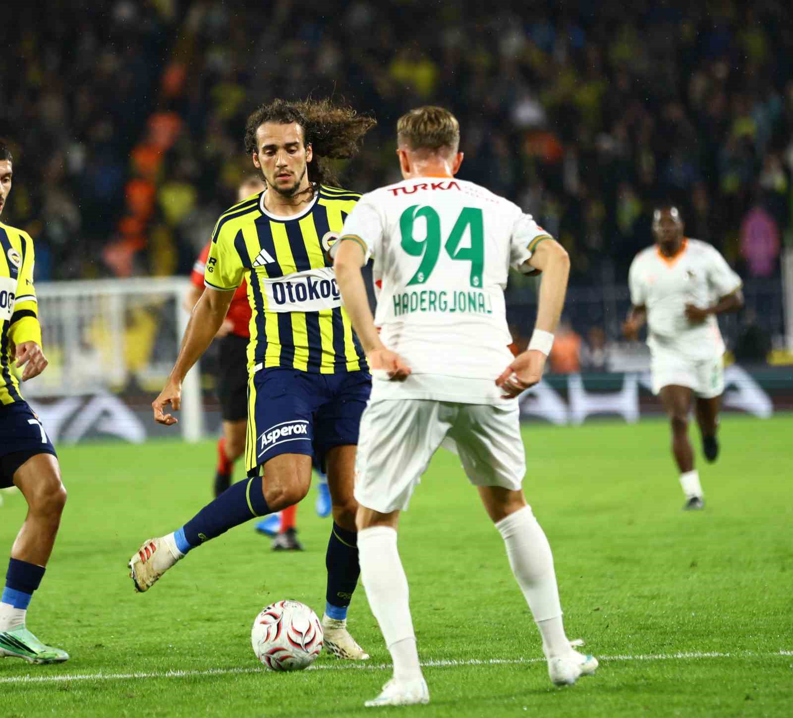 TRENDYOL SÜPER LİG'İN 8. HAFTASINDA FENERBAHÇE, CORENDON ALANYASPOR'U KONUK EDİYOR. MÜCADELENİN İLK YARISI SARI-LACİVERTLİLERİN 1-0'LIK ÜSTÜNLÜĞÜYLE TAMAMLANDI.