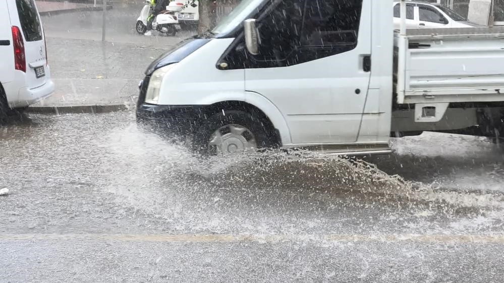 (ARŞİV FOTO) - METEOROLOJİ GENEL MÜDÜRLÜĞÜ, AYDIN GENELİNDE YARIN ÖĞLE SAATLERİNDEN SONRA KUVVETLİ SAĞANAK VE GÖK GÜRÜLTÜLÜ SAĞANAK YAĞIŞ BEKLENDİĞİNİ BİLDİRDİ.