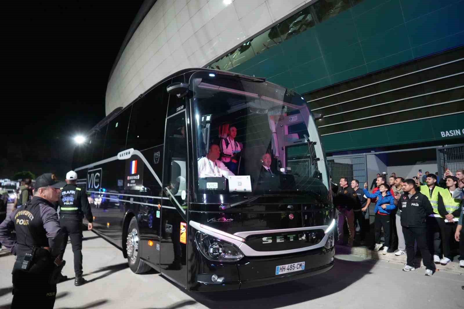 UEFA ULUSLAR A LİGİ 1. GRUP'TAKİ İLK MAÇINDA KOCAELİ'DE KARŞI KARŞIYA GELECEK OLAN FRANSA İLE TÜRKİYE A MİLLİ FUTBOL TAKIMLARI, KOCAELİ STADYUMU'NA GELDİ.