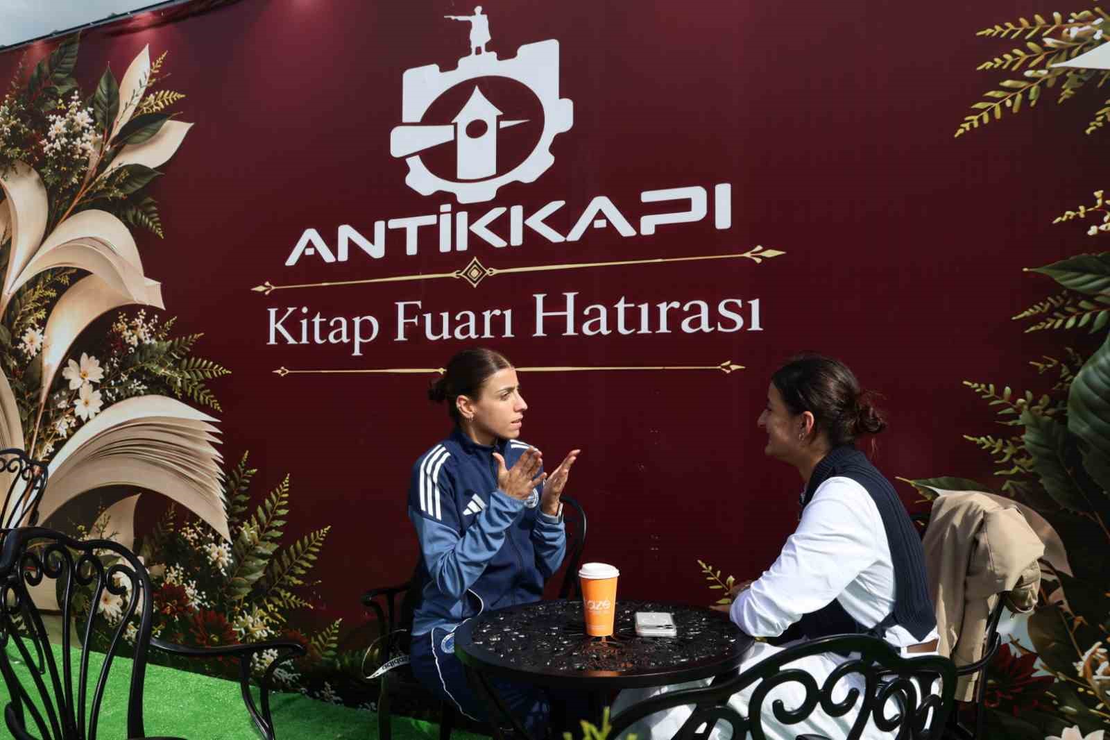 ULUSLARARASI 16. KOCAELİ KİTAP FUARI'NI ZİYARET EDEN İŞİTME ENGELLİ KAĞITSPOR KARATE SPORCUSU İREM TOPALOĞLU, İŞARET DİLİ ÇEVİRİSİYLE DÜZENLENEN SÖYLEŞİLERE KATILARAK KİTAP VE KÜLTÜR ETKİNLİKLERİNİ TAKİP ETTİ.