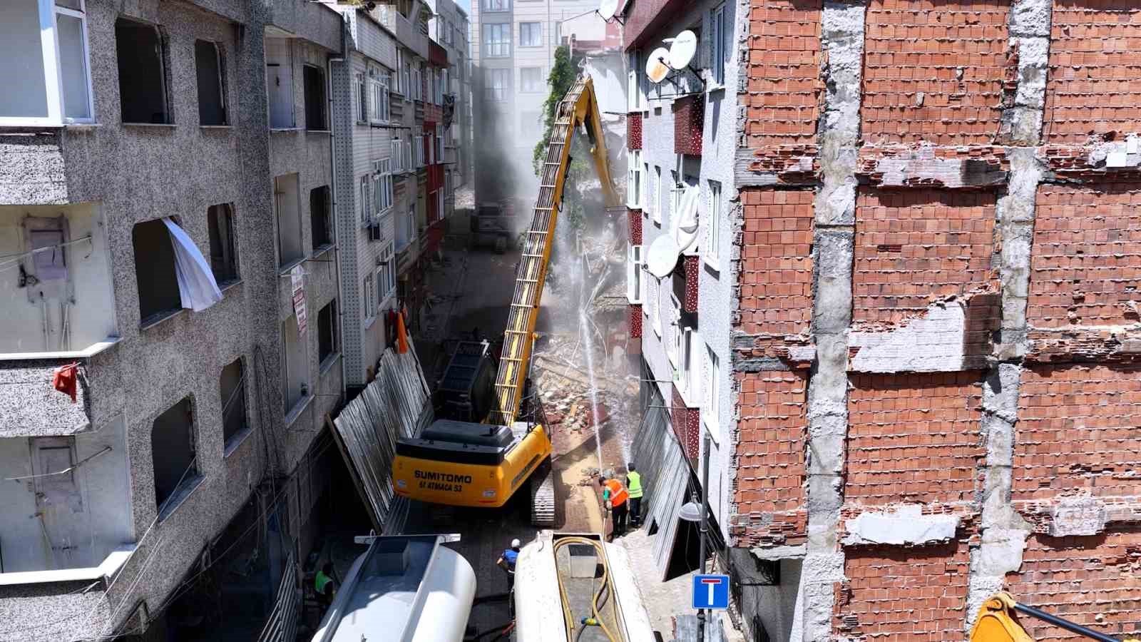 ÇEVRE, ŞEHİRCİLİK VE İKLİM DEĞİŞİKLİĞİ BAKANI MURAT KURUM, İSTANBUL’UN ZEYTİNBURNU İLÇESİ SEYİTNİZAM MAHALLESİ’NDE YARISI BİZDEN KAMPANYASI KAPSAMINDA 3 SOKAKTA EŞ ZAMANLI YÜRÜTÜLEN KENTSEL DÖNÜŞÜM ÇALIŞMALARINA İLİŞKİN GÖRÜNTÜLERİ PAYLAŞTI.