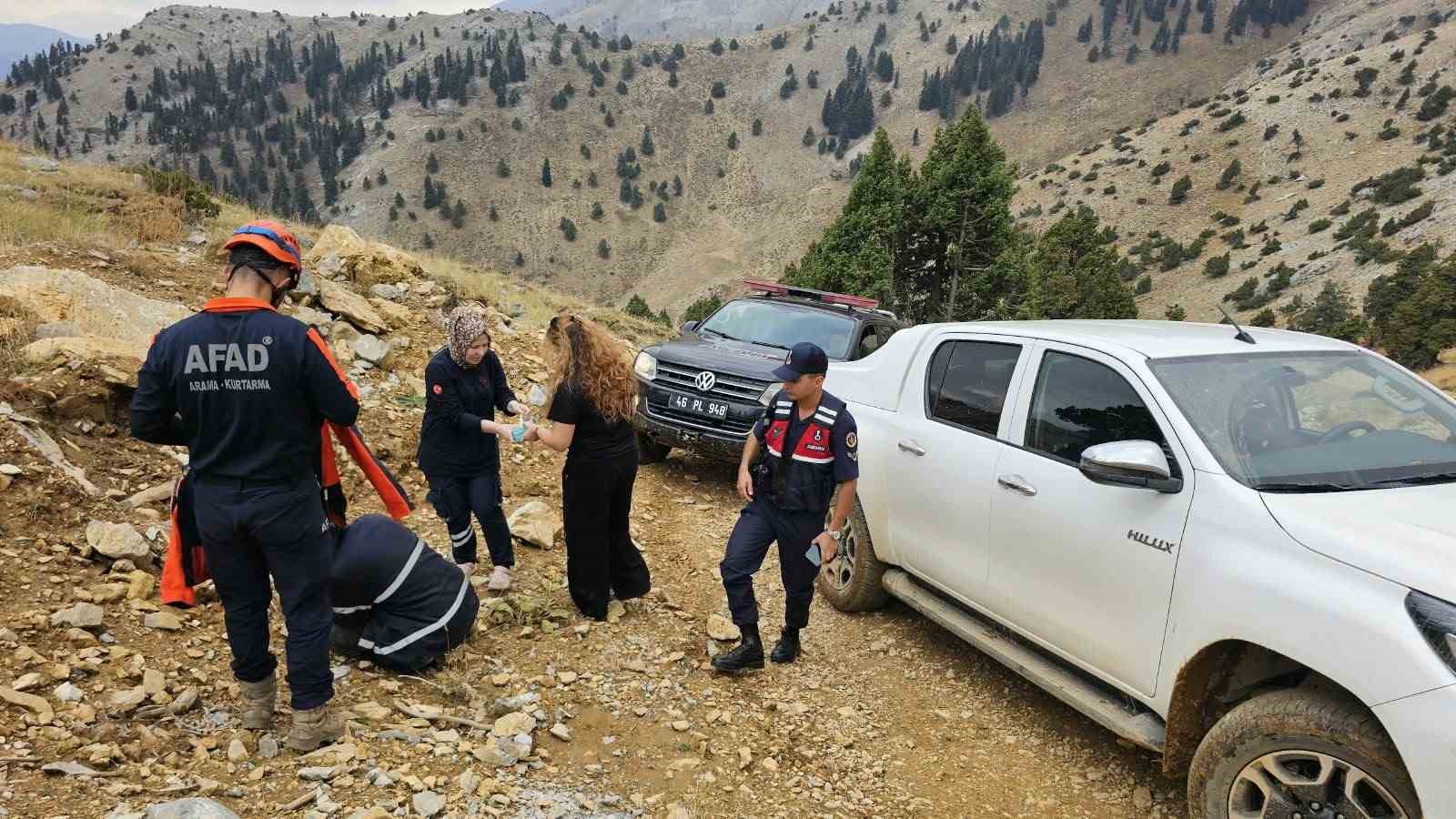 KAHRAMANMARAŞ’IN GÖKSUN İLÇESİNDE DAĞLIK ARAZİDE RAHATSIZLANARAK HAREKET EDEMEYEN ÇOBAN, EKİPLERİN ÇALIŞMASI SONUCU KURTARILDI.