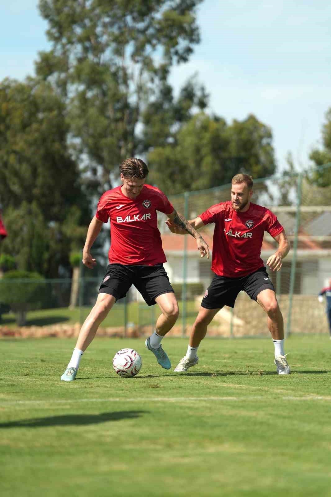 MİLLİ MAÇLAR NEDENİYLE LİGE VERİLEN ARADA ANTALYA'DA KAMPA GİREN TRENDYOL SÜPER LİG EKİPLERİNDEN ÇORUM FK, ÇALIŞMALARINI ÇİFT ANTRENMANLA SÜRDÜRÜYOR.