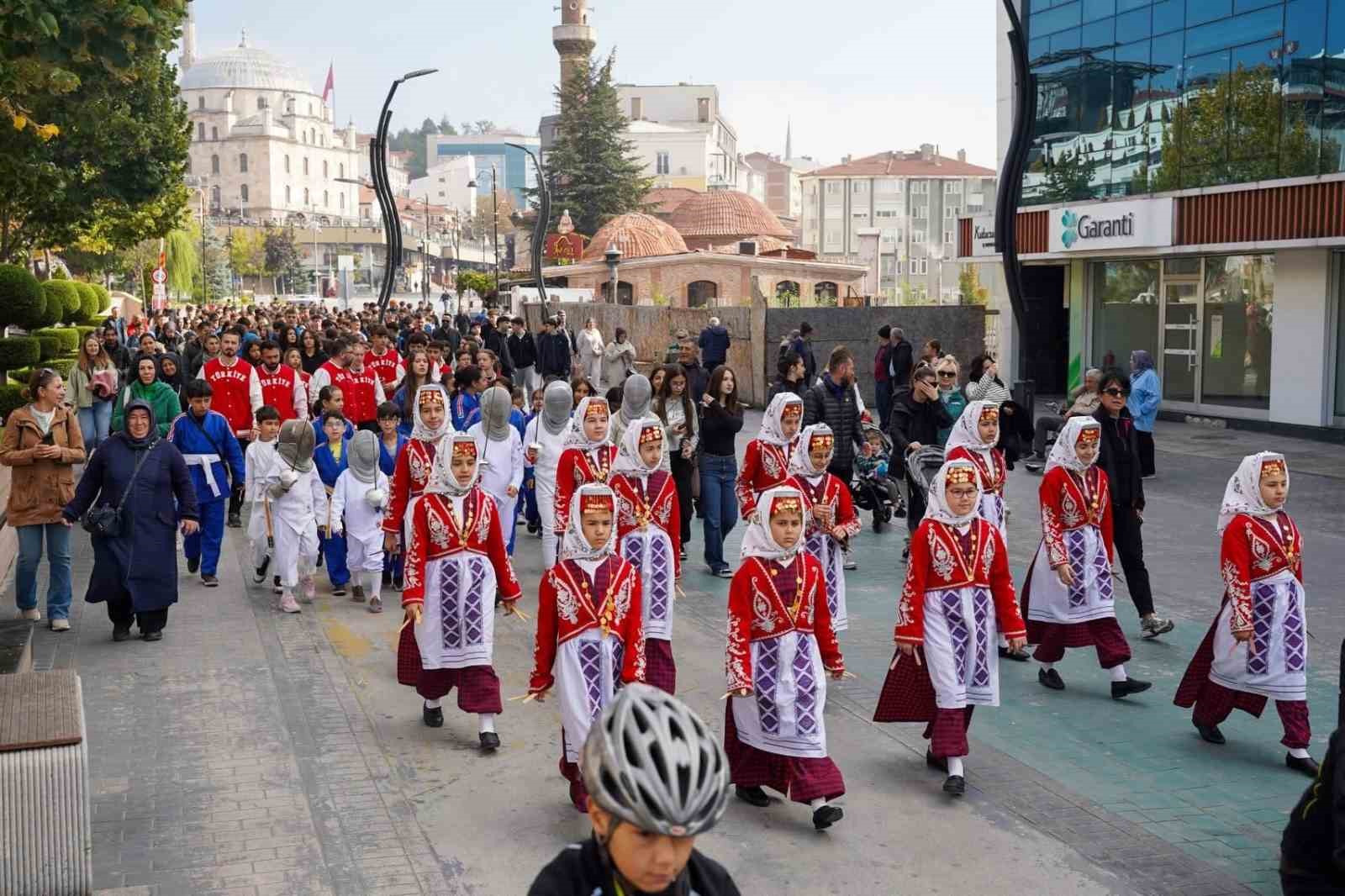 BOLU’DA 5-11 EKİM TARİHLERİ ARASINDA KUTLANAN AMATÖR SPOR HAFTASI, YÜRÜYÜŞLE START ALDI.