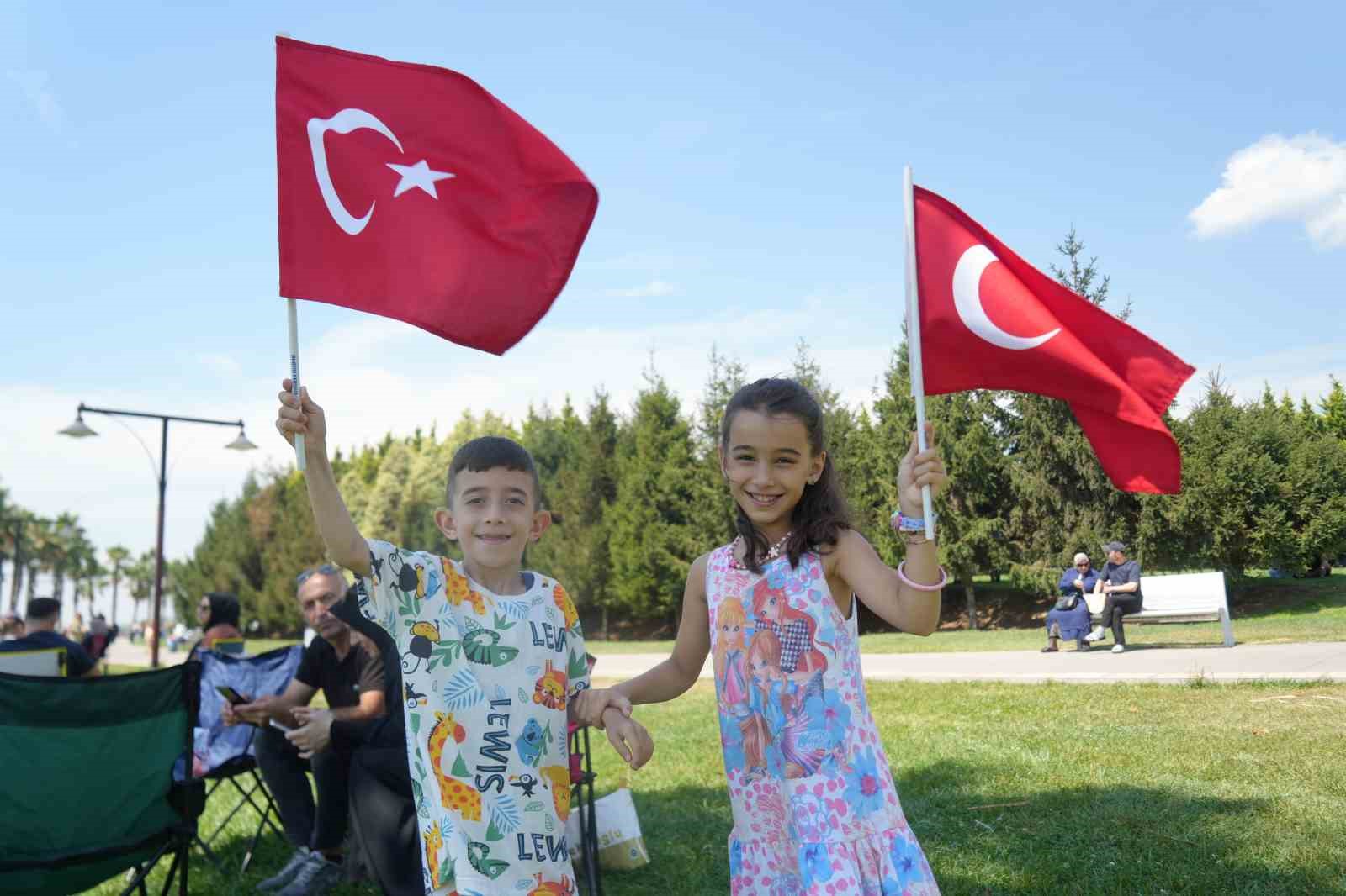 TEKNOFEST MAVİ VATAN ETKİNLİKLERİ ÖNCESİ TÜRK DONANMASININ İZMİT KÖRFEZİ'NDEKİ SELAMLAMA GEÇİŞİ COŞKUYLA İZLENDİ.