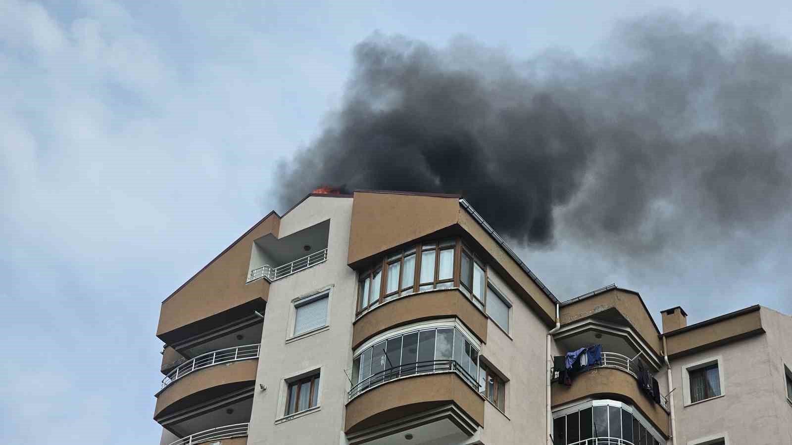 KAYSERİ'NİN MELİKGAZİ İLÇESİNDE 9 KATLI BİNANIN ÇATI KATINDA YANGIN ÇIKTI.