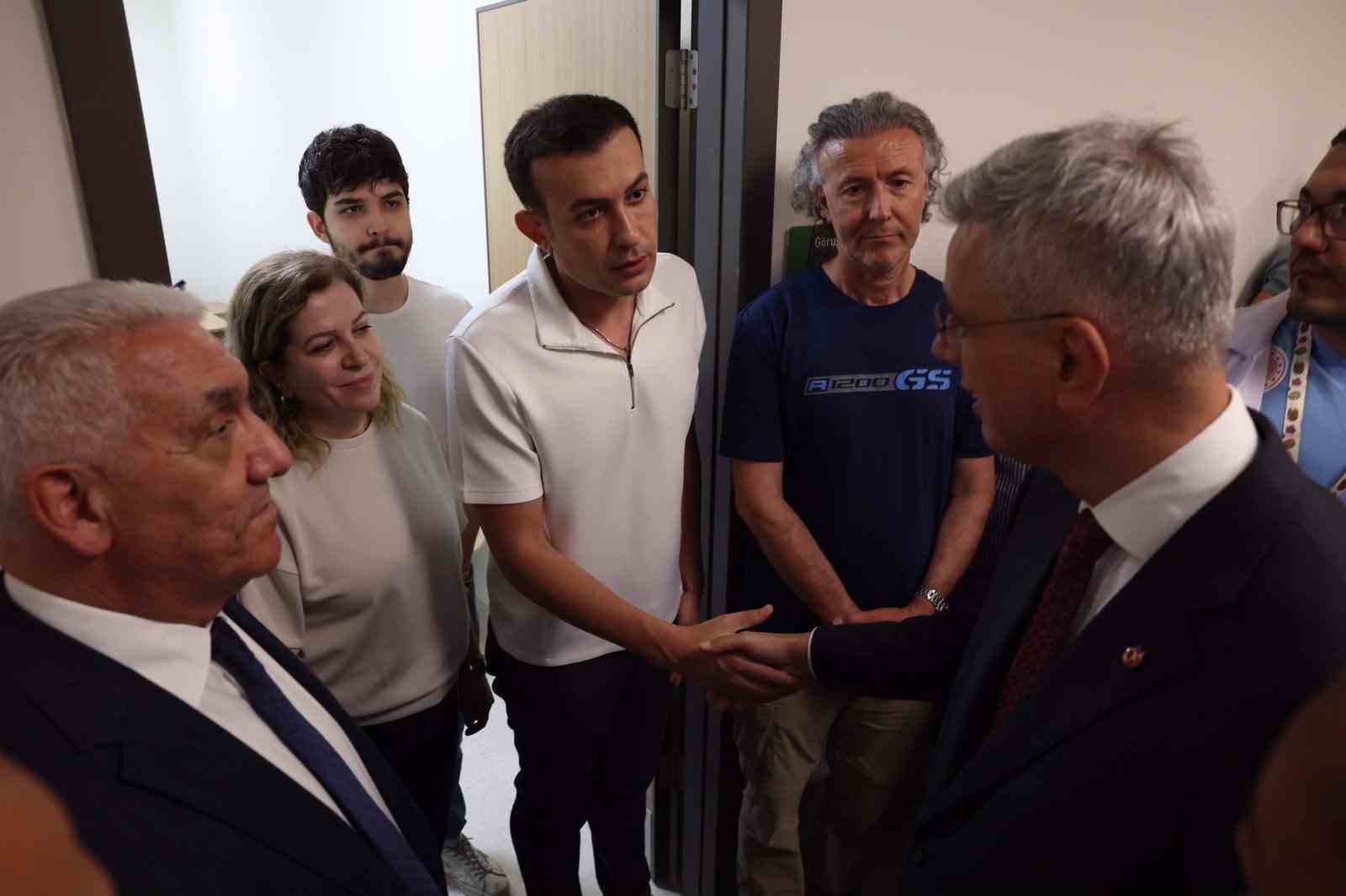 SAĞLIK BAKANI KEMAL MEMİŞOĞLU, MERİ AİLESİNE GEÇMİŞ OLSUN DİLEKLERİNİ İLETTİ