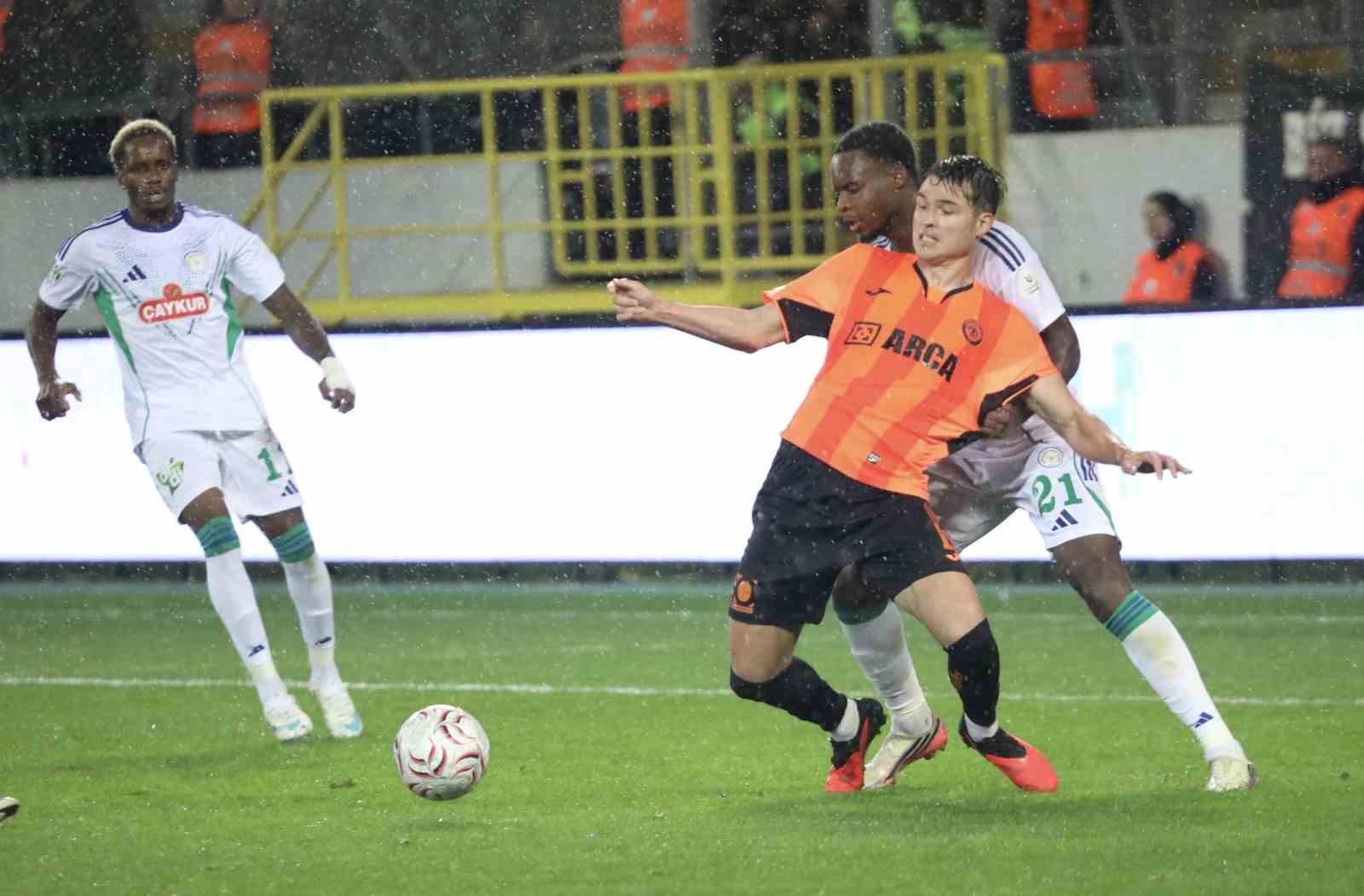 TRENDYOL SÜPER LİG'İN 8. HAFTASINDA ÇORUM FK, EVİNDE KONUK ETTİĞİ ÇAYKUR RİZESPOR'U 2-1 MAĞLUP ETTİ.