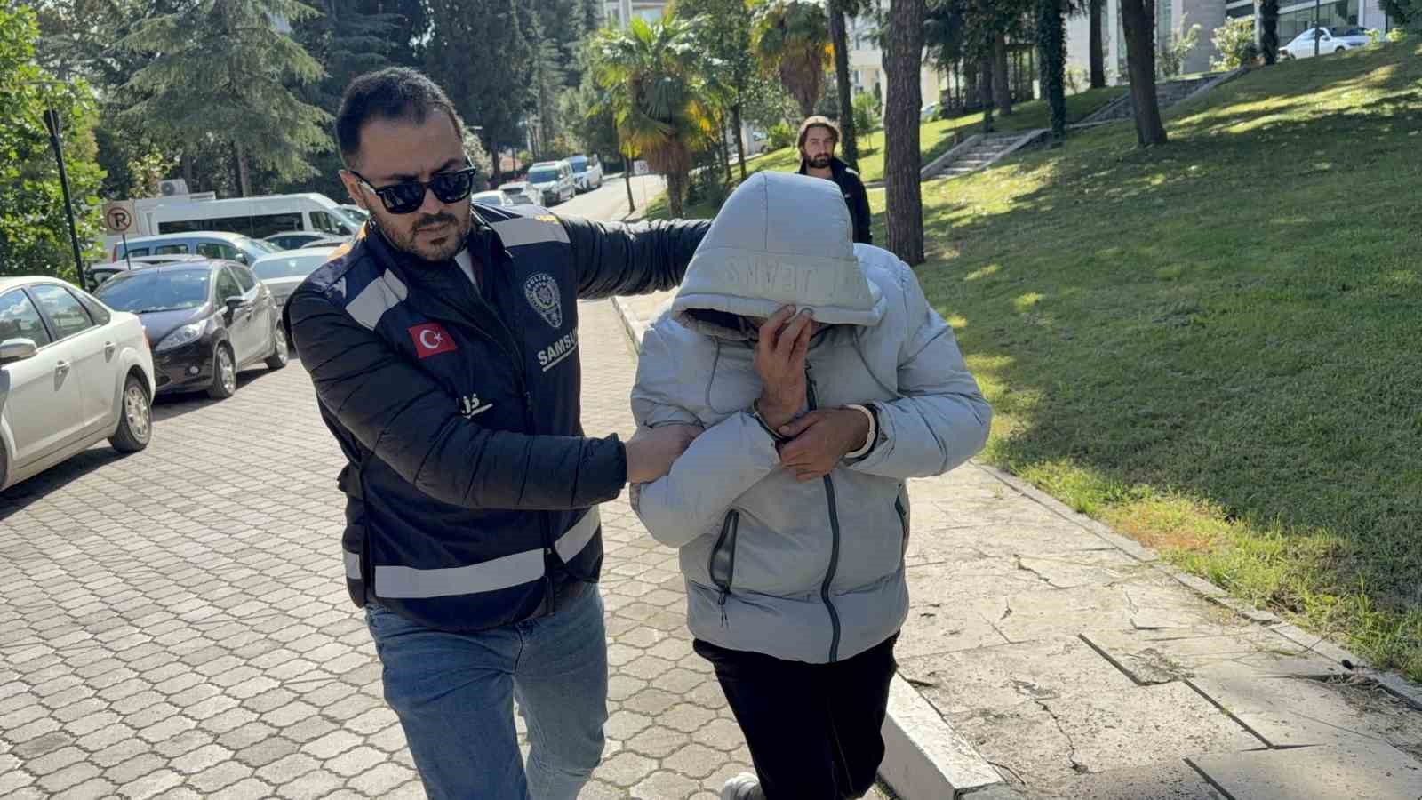SAMSUN’UN İLKADIM İLÇESİNDE KISKANÇLIK NEDENİYLE TARTIŞTIĞI KARISINI BIÇAKLAYAN KOCA ALİ Ç. (38) ADLİYEYE SEVK EDİLDİ.