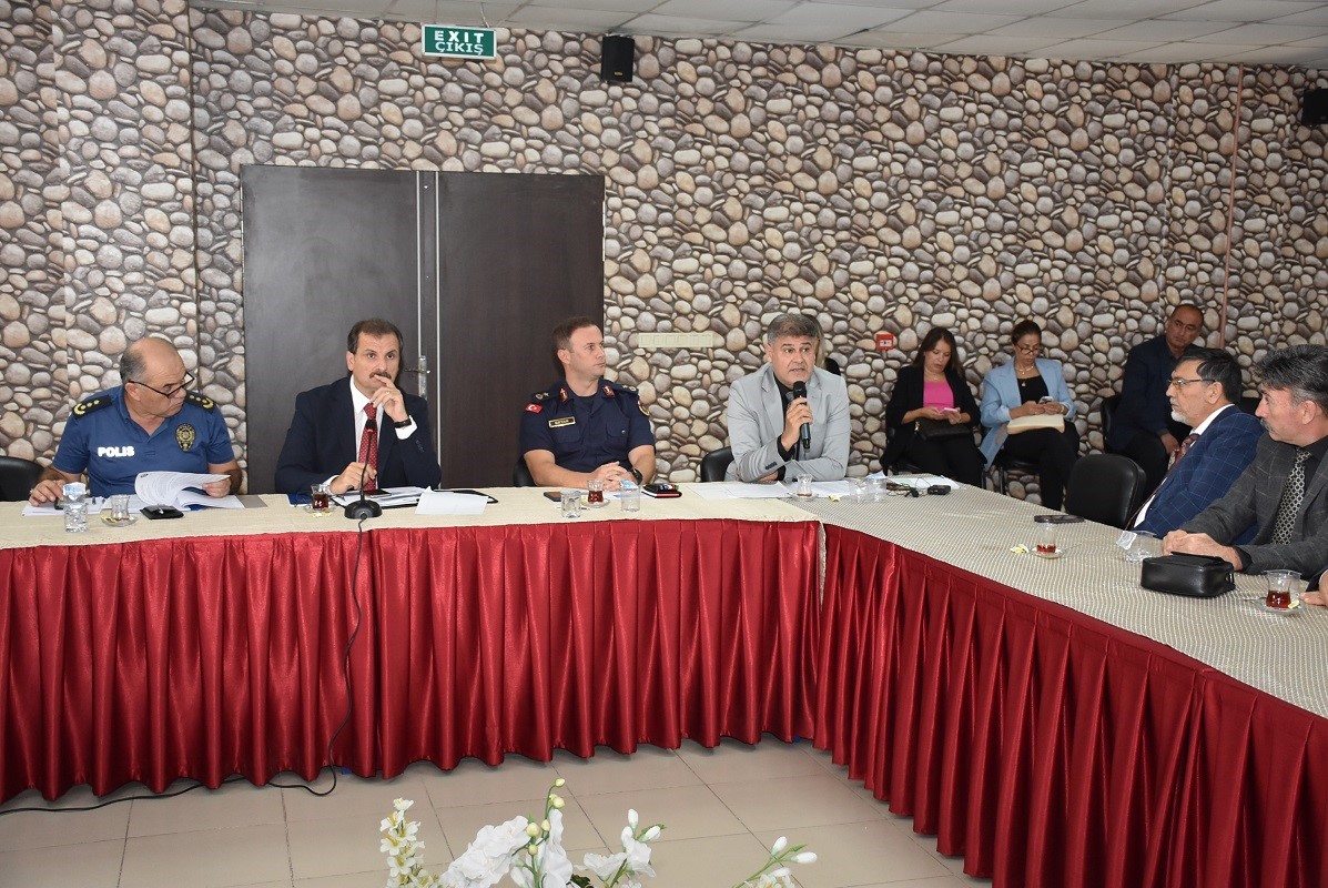 MANİSA’NIN SALİHLİ İLÇESİNDE OKUL MÜDÜRLERİ TOPLANTISI, KAYMAKAM ALİ GÜLDOĞAN’IN BAŞKANLIĞINDA OKUL MÜDÜRLERİNİN KATILIMIYLA SALİHLİ ÖĞRETMENEVİ’NDE GERÇEKLEŞTİRİLDİ.