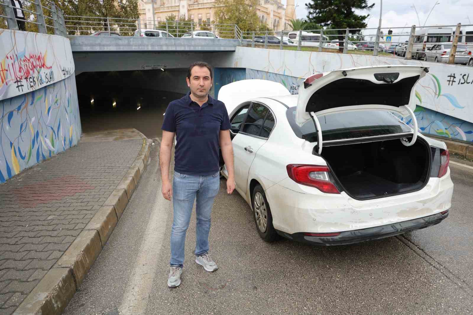 OTOMOBİLİ SUYA GÖMÜLEN İSMAİL YALÇIN, "BURAYA GİRERKEN HERHANGİ BİR UYARI LEVHASI YOKTU. BEN ÇOCUKLARIMLA BİRLİKTE KULLANDIM BURAYI VE OTOMOBİLİMİZ SUYA GÖMÜLDÜ" DEDİ.