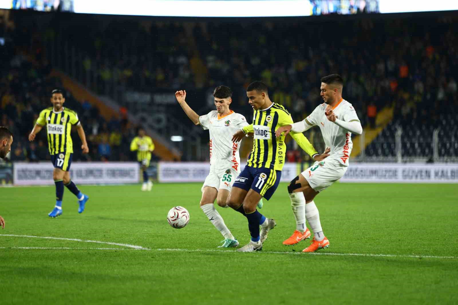 FENERBAHÇE, TRENDYOL SÜPER LİG'İN 8. HAFTASINDA EVİNDE CORENDON ALANYASPOR İLE KARŞILAŞIYOR. MÜSABAKANIN İLK 20 DAKİKASI 0-0 EŞİTLİKLE GEÇİLDİ.