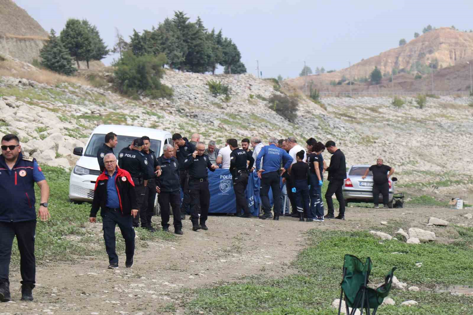 DENİZLİ’NİN PAMUKKALE İLÇESİNDE BULUNAN VALİ RECEP YAZICIOĞLU BARAJ GÖLETİ'NDE BİR ERKEĞE AİT CESET BULUNDU. ÜZERİNDEN KİMLİK ÇIKMAYAN VE VÜCUDUNDA DARP İZLERİ OLDUĞU İLERİ SÜRÜLEN ŞAHSIN KESİN ÖLÜM NEDENİ YAPILACAK OTOPSİNİN ARDINDAN NETLİK KAZANACAK.