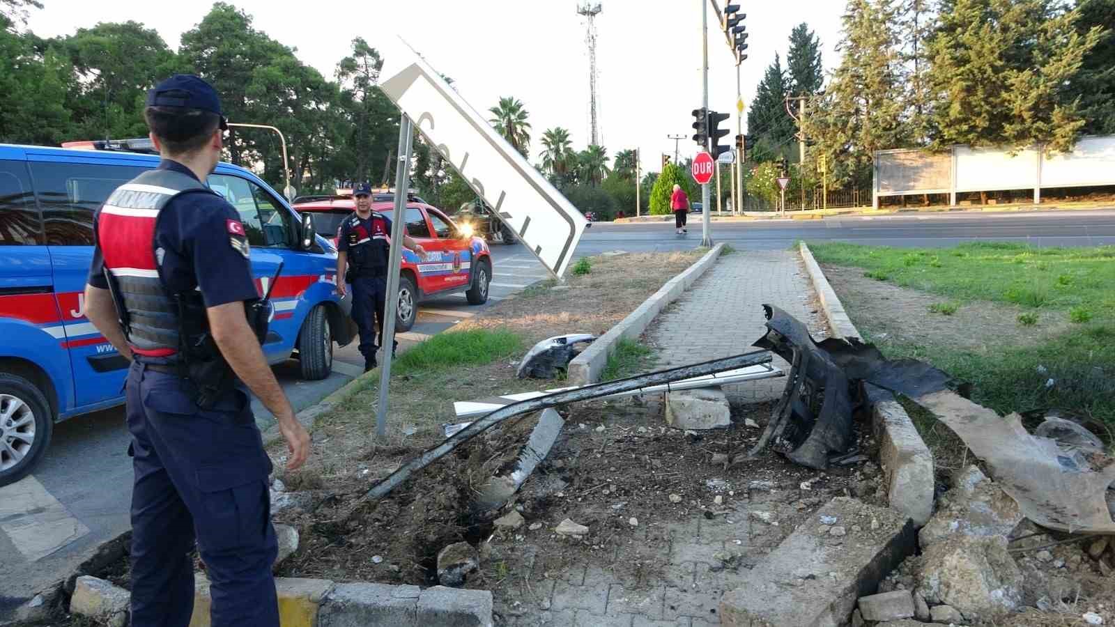 ÇARPIŞMA SONRASI TUR MİNİBÜSÜ, REFÜJDE BULUNAN SİNYALİZASYON DİREĞİ VE TRAFİK TABELALARINI YIKARAK REFÜJE DEVRİLDİ.