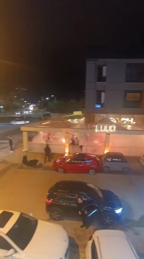 BURSA’NIN İNEGÖL İLÇESİNDE BİR KAFETERYADA ISITICININ BİR ANDA HARLAYARAK ALEV ALMASI SONUCU 1’İ AĞIR 3 KİŞİ YARALANDI. VÜCUTLARININ ÇEŞİTLİ BÖLGELERİNDE 2. DERECE YANIKLAR OLUŞAN YARALILAR HASTANEYE KALDIRILDI.