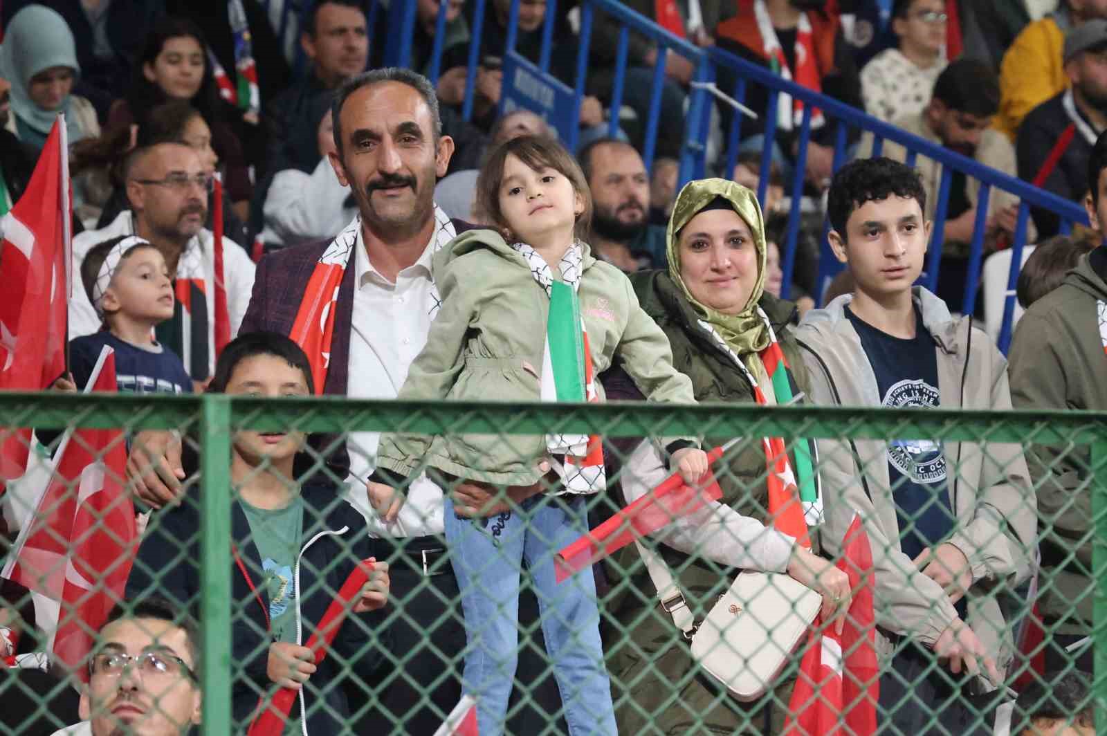 KONYASPOR İLE FİLİSTİN MİLLİ TAKIMI, KONYA'DA OYNANAN DOSTLUK KARŞILAŞMASINDA 2-2 BERABERE KALDI.