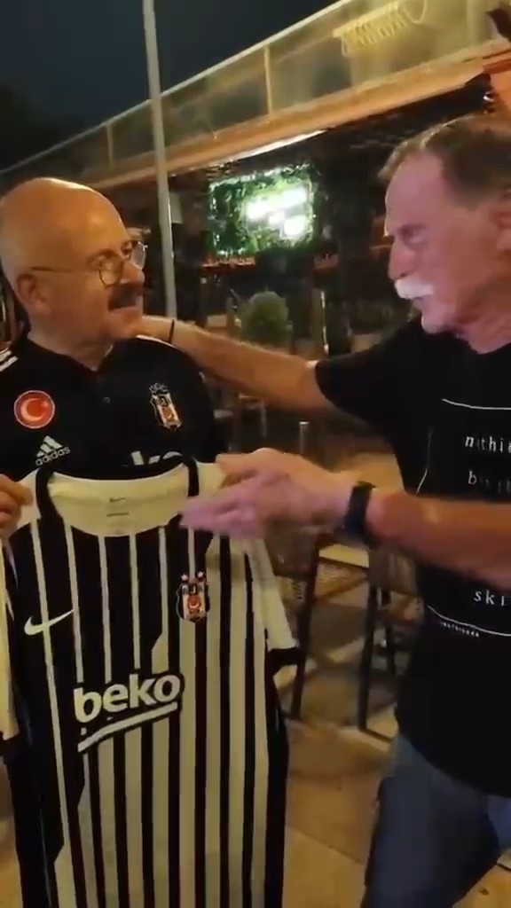 EDİRNE MERKEZ BARUT MAHALLESİ MUHTARI ZEKİ YAŞAGÖR, GENÇLİK YILLARINDA HAYRANLIK DUYDUĞU BEŞİKTAŞ'IN ESKİ FUTBOLCULARINDAN NİKO KOVİ İLE 50 YIL SONRA YUNANİSTAN'IN BAŞKENTİ ATİNA'DA BİR ARAYA GELDİ.