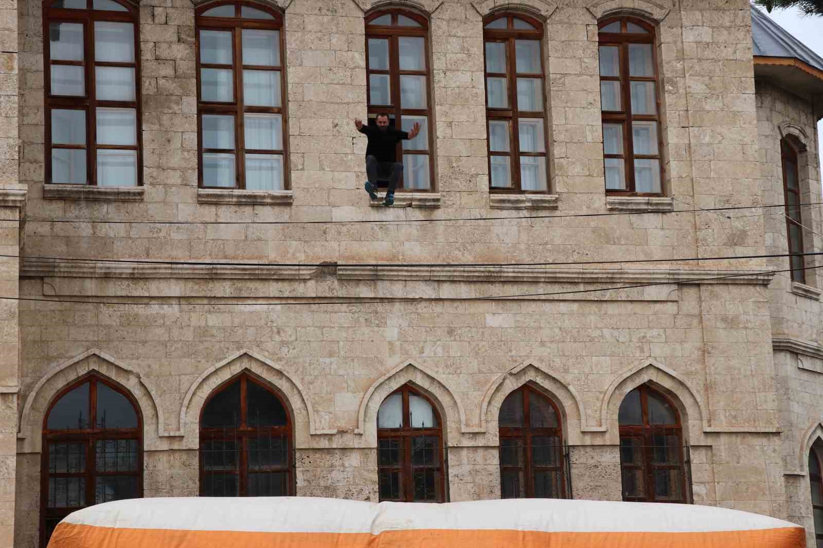 SENARYO GEREĞİ OKULDA YOĞUN DUMAN İHBARINI ALAN EKİPLER KISA SÜREDE OKULA ULAŞTI. MAHSUR KALAN BİR ÖĞRENCİ, EKİPLER TARAFINDAN KURTARILIRKEN ÜST KATTA MAHSUR KALAN BİR KİŞİ İSE AÇILAN HAVA YASTIĞINA ATLAYARAK TAHLİYE EDİLDİ.