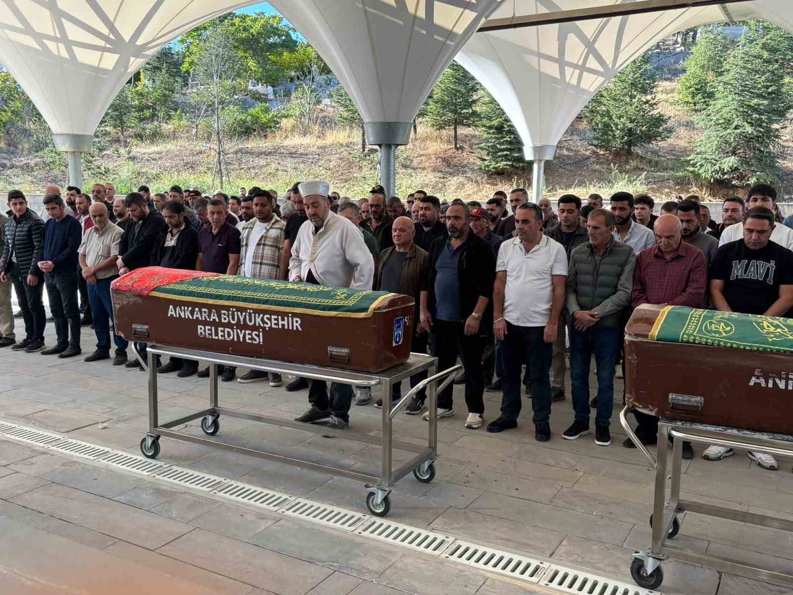 BİR HAFTADIR TEDAVİ GÖRDÜĞÜ HASTANEDE HAYATINI KAYBEDEN GENÇ KADIN İSE GÖLBAŞI'NDA SON YOLCULUĞUNA UĞURLANDI.