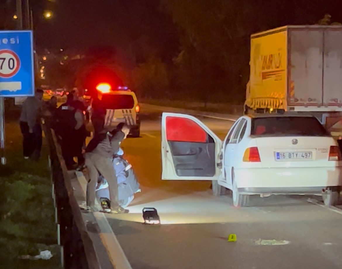 BURSA’DA FECİ KAZA: KARŞIYA GEÇMEK İSTERKEN OTOMOBİL ÇARPTI, HAYATINI KAYBETTİ