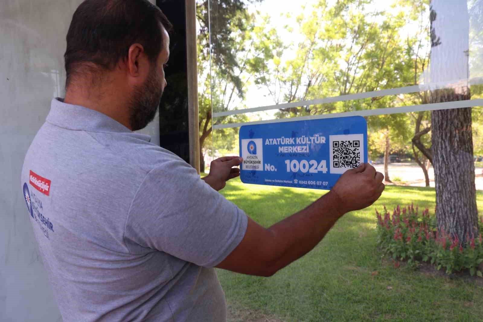 ANTALYA BÜYÜKŞEHİR BELEDİYESİ, ENGELLİ VATANDAŞLARIN ŞEHİR İÇİ TOPLU ULAŞIMA DAHA KOLAY ERİŞEBİLMESİ İÇİN ÇALIŞMALARINI SÜRDÜRÜYOR. ÇALIŞMALAR ÇERÇEVESİNDE ANTALYA KENT MERKEZİNDEKİ BİN 200 HALK OTOBÜSÜ DURAĞINA BRAİLLE ALFABELİ (KABARTMA YAZILI) VE QR KODLU LEVHALAR YERLEŞTİRİLECEK.