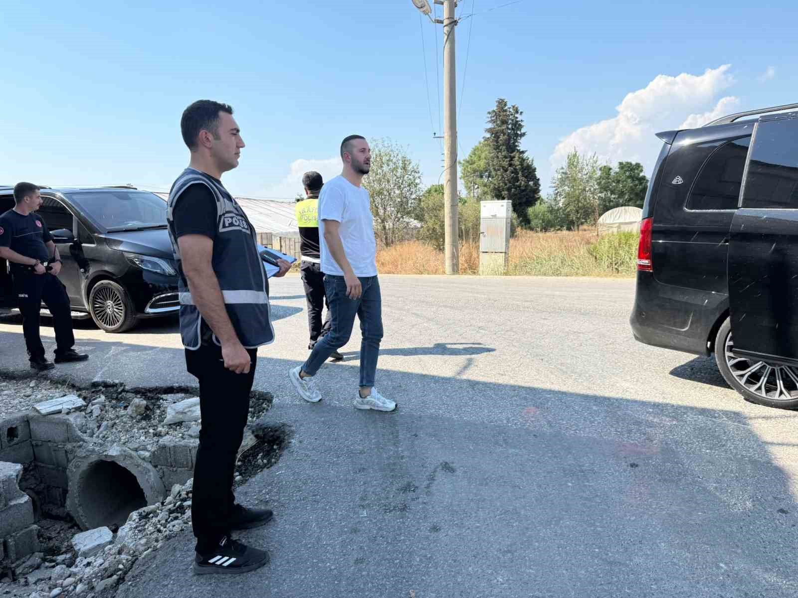ANTALYA’NIN SERİK İLÇESİNDE VİP MİNİBÜS İLE KAMYONETİN ÇARPIŞMASI SONUCU MEYDANA GELEN TRAFİK KAZASINDA KAMYONET SÜRÜCÜSÜ YARALANDI. ARAÇTA BULUNAN 5 KİŞİLİK TURİST AİLE İSE KAZADAN YARA ALMADAN KURTULDU.