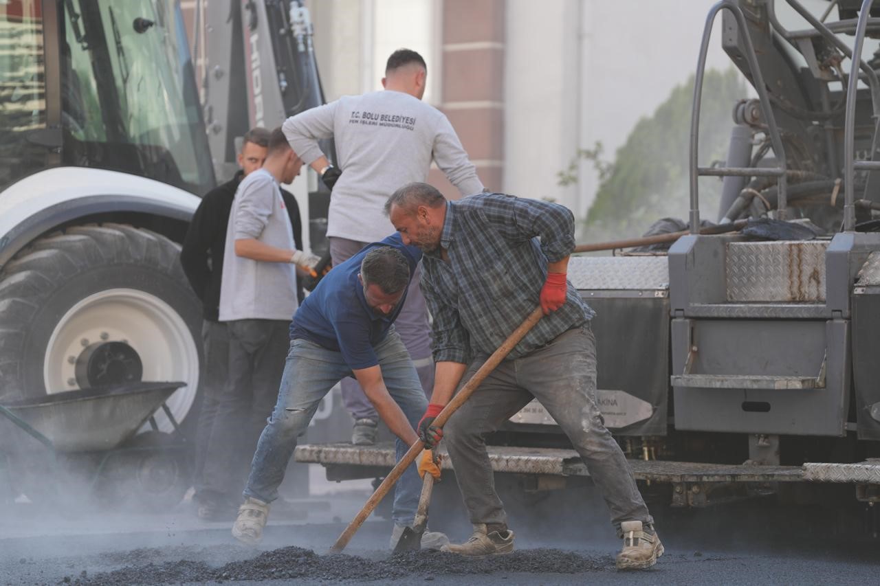 BOLU BELEDİYESİ EKİPLERİ, BORAZANLAR MAHALLESİ’NDEKİ 409 VE 410. SOKAKLARDA YOL VE KALDIRIM YENİLEME ÇALIŞMALARINI TAMAMLAYARAK YOLLARI ARAÇ VE YAYA TRAFİĞİNE AÇTI.