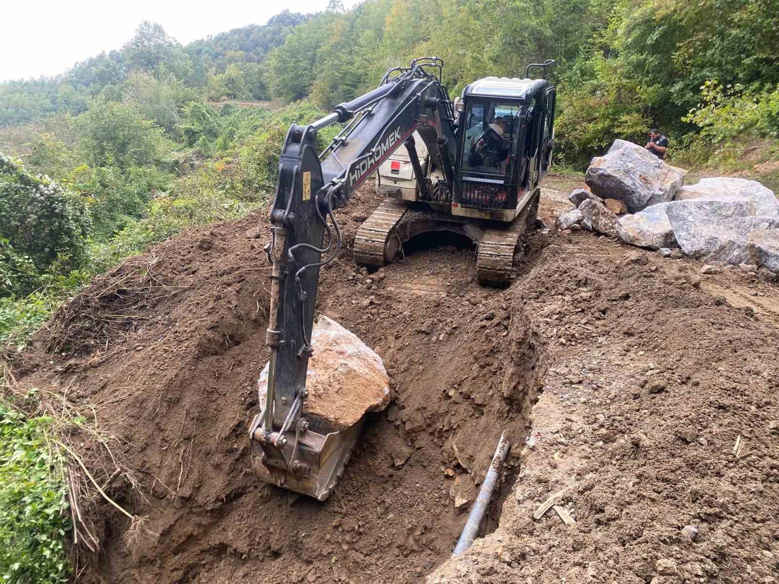 DÜZCE İL ÖZEL İDARESİ EKİPLERİ, GÜMÜŞOVA İLÇESİNE BAĞLI KIYIKÖY KÖYÜNDE MEYDANA GELEN HEYELANIN ARDINDAN TAŞ TAHKİMAT VE DOLGU ÇALIŞMALARINI TAMAMLAYARAK BÖLGEDE ZEMİN STABİLİZASYONUNU SAĞLADI.