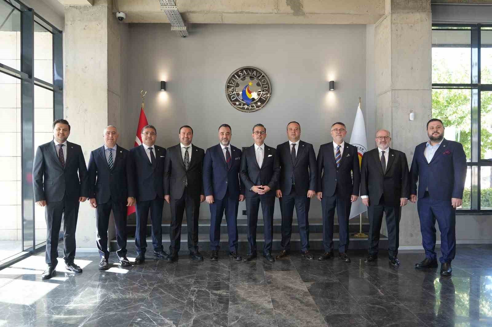 DENİZLİ SANAYİ ODASI’NIN (DSO) 2026-2030 DÖNEMİNE İLİŞKİN SEÇİM SÜRECİ TAMAMLANDI. 1 EKİM’DE GERÇEKLEŞTİRİLEN MESLEK KOMİTELERİ VE MECLİS ÜYELERİ SEÇİMLERİNDE, 18 MESLEK KOMİTESİNDE GÖREV YAPACAK 110 MESLEK KOMİTESİ ÜYESİ İLE 46 MECLİS ÜYESİ BELİRLENMİŞTİ. SEÇİM SÜRECİNİN İKİNCİ AŞAMASINDA İSE YÖNETİM KURULU BAŞKANI VE ÜYELERİ, MECLİS DİVANI, TOBB GENEL KURUL DELEGELERİ İLE DİSİPLİN KURULU ÜYELERİ BELİRLENDİ.