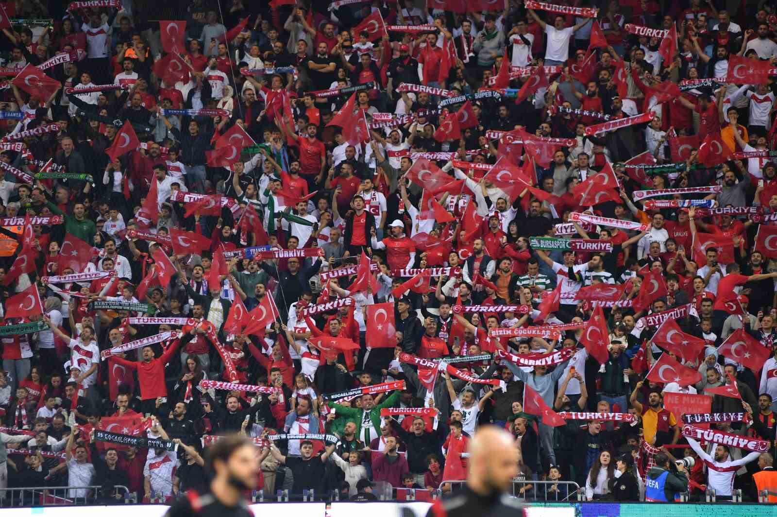 KOCAELİ'DE FRANSA İLE TÜRKİYE ARASINDA OYNANAN UEFA ULUSLAR A LİGİ MÜCADELESİ BAŞLADI. STADYUM ADETA KIRMIZI BEYAZA BÜRÜNÜRKEN, TARAFTARLAR TEZAHÜRATLARI İLE MİLLİLERE DESTEK VERDİ.