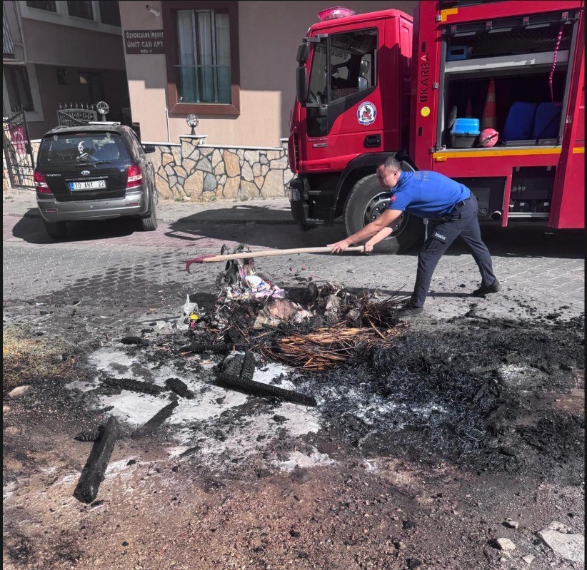 DENİZLİ’NİN PAMUKKALE İLÇESİNDE, BİR HURDACI TARAFINDAN METAL YAYLARINI ÇIKARMAK AMACIYLA ATEŞE VERİLEN ESKİ YATAK TEHLİKELİ BİR YANGINA NEDEN OLDU. BÜYÜYEN ALEVLER PARK HALİNDEKİ BİR MİNİBÜSE SIÇRARKEN, İTFAİYE EKİPLERİNİN HIZLI MÜDAHALESİ YANGININ ÇEVREDEKİ DİĞER ARAÇLARA VE BİNALARA YAYILMASINI ENGELLEDİ.