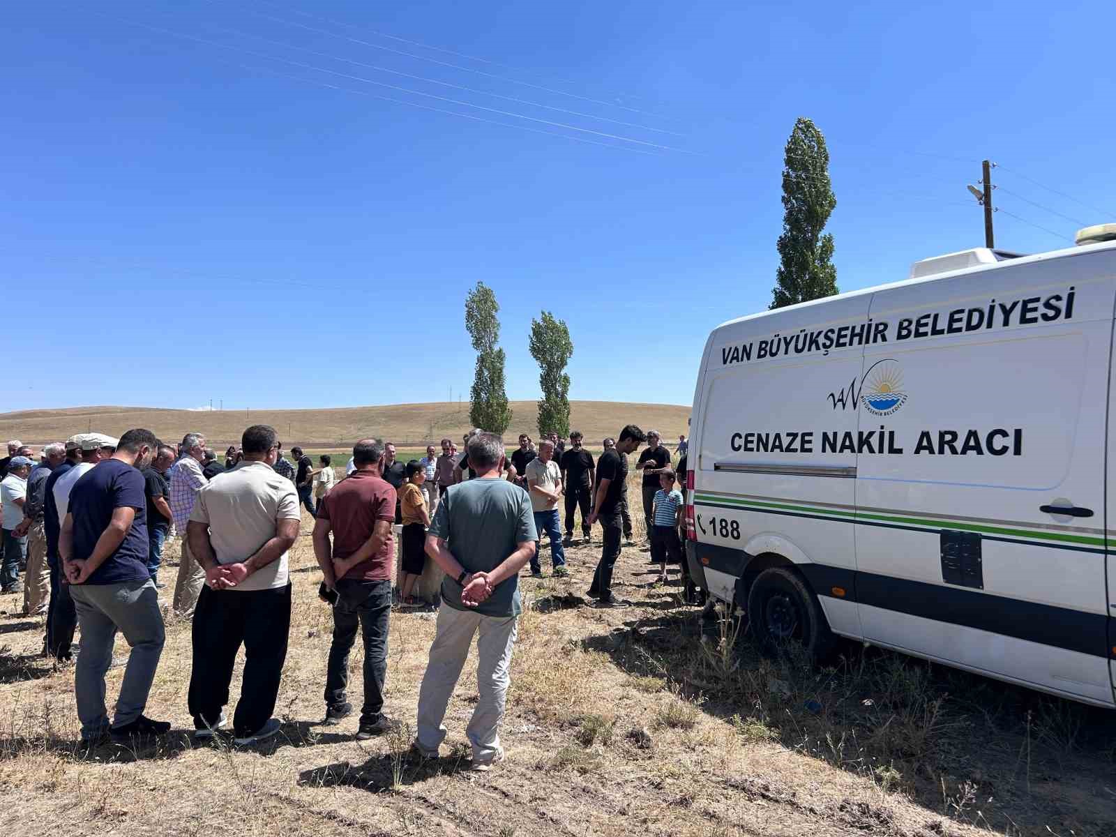 İHLAS HABER AJANSI (İHA) VAN BÖLGE MÜDÜRÜ ŞÜKRÜ AKYÜZ’ÜN KALP KRİZİ SONUCU HAYATINI KAYBEDEN OĞLU ÖMER FARUK AKYÜZ, GÖZYAŞLARI ARASINDA TOPRAĞA VERİLDİ.