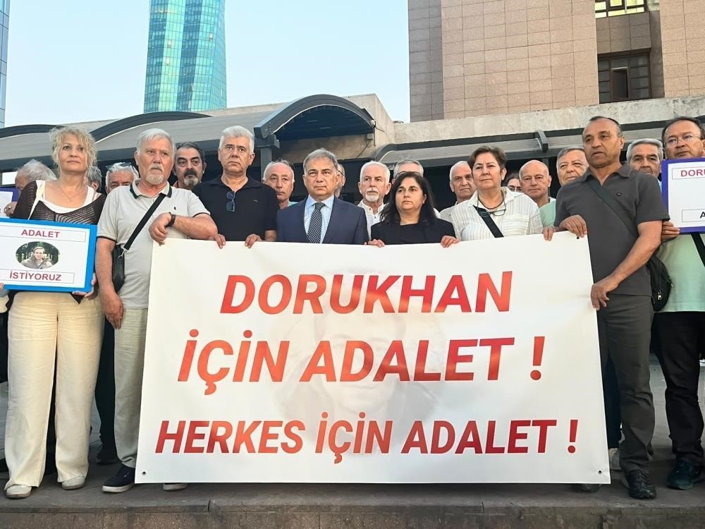 İZMİR'DE 2018 YILINDA BİR ŞANTİYEDE CANSIZ BEDENİ BULUNAN DORUKHAN BÜYÜKIŞIK'IN ÖLÜMÜNE İLİŞKİN YÜRÜTÜLEN SORUŞTURMADA HAZIRLANAN 262 SAYFALIK YENİ İDDİANAME, KABUL EDİLEREK MEVCUT ANA DAVAYLA BİRLEŞTİRİLDİ.