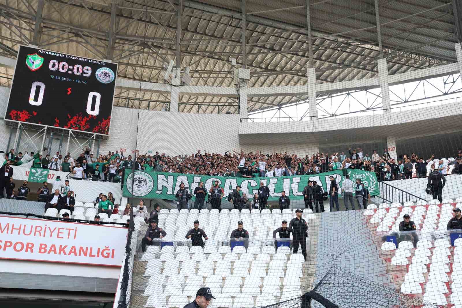 TRENDYOL SÜPER LİG’İN 8. HAFTASINDA AMED SPORTİF FAALİYETLER, SAHASINDA KONYASPOR İLE MÜCADELE EDİYOR. MÜSABAKANIN İLK YARISI GOLSÜZ EŞİTLİK İLE SONUÇLANDI.