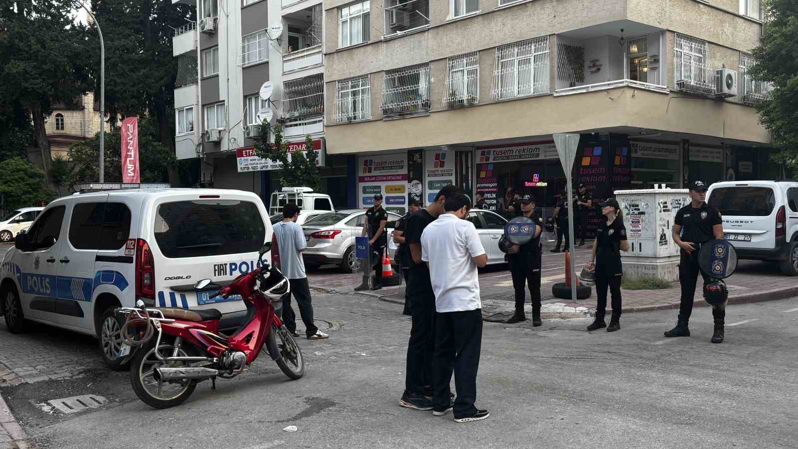 ADANA’DA FURKAN VAKFI BAŞKANI ALPARSLAN KUYTUL’A YÖNELİK POLİS EKİPLERİ TARAFINDAN ŞAFAK VAKTİ OPERASYON YAPILDI. EVİNİN ÖNÜNE ÇOK SAYIDA POLİS EKİBİ SEVK EDİLİRKEN EVDE ARAMA YAPILDIĞI ÖĞRENİLDİ.