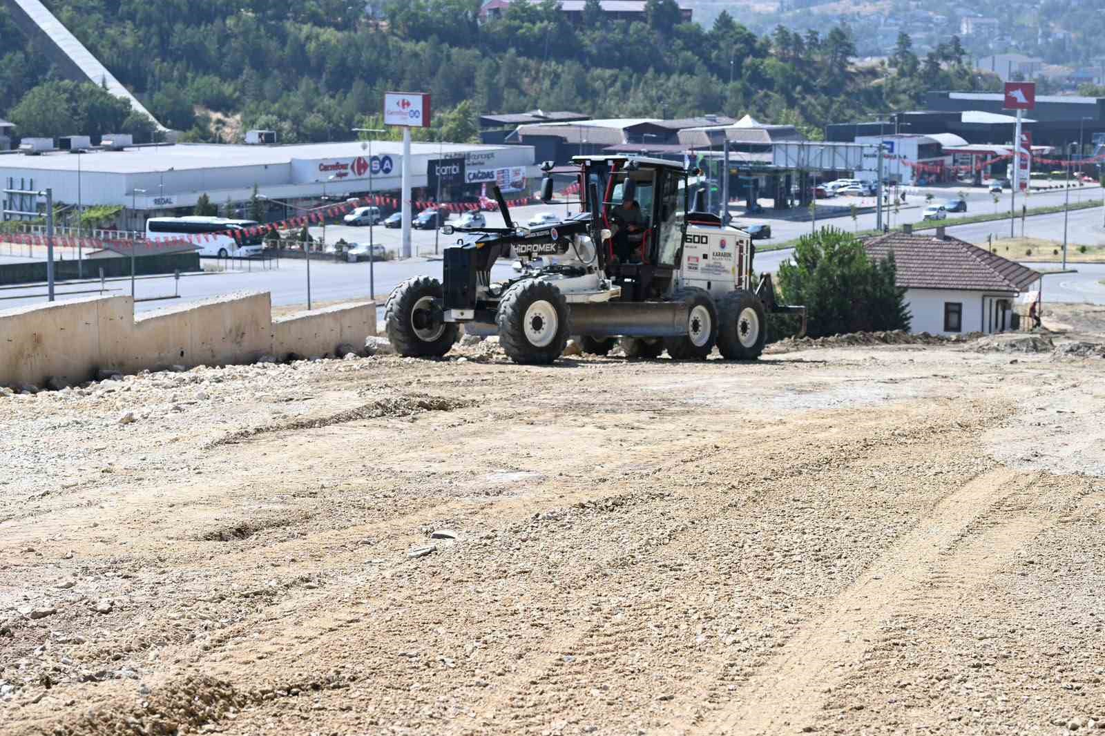 KARABÜK BELEDİYE BAŞKANI ÖZKAN ÇETİNKAYA, BELEDİYE TARAFINDAN AYDINLIKEVLER MAHALLESİ HALİM DERESİ ISLAH PROJESİ VE KENTİN ANA ARTERLERİNDEN ESENTEPE MAHALLESİ'NDEKİ ÇALIŞMALARI İNCELEDİ.
